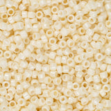 Perles de rocaille Toho 15/0 # 762 Op Pastel Frosted Eggshell Flacon de 8 à 9 g
