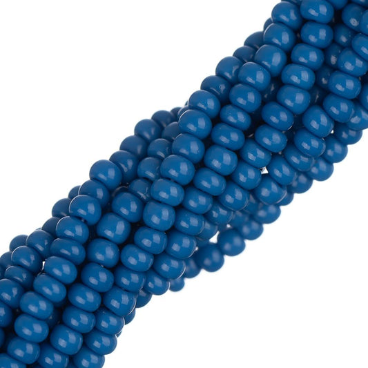 Perles de rocaille tchèques 11/0 #34920 bleu moyen opaque 12 brins Hank